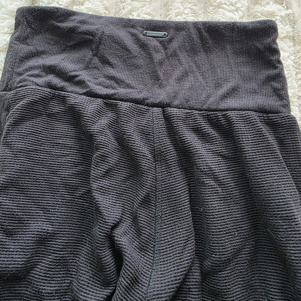 Victoria's Secret Black Textured Leggings - Picture 5 of 5